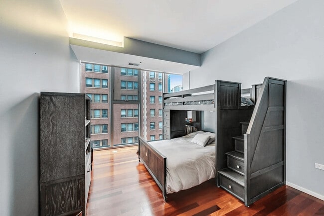 Building Photo - 550 N St Clair St