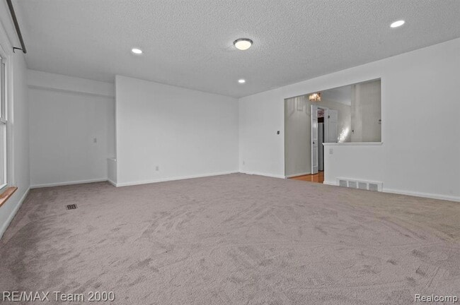 Building Photo - 25152 Fairway Dr