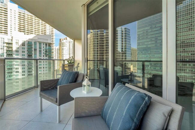 Building Photo - 1300 Brickell Bay Dr