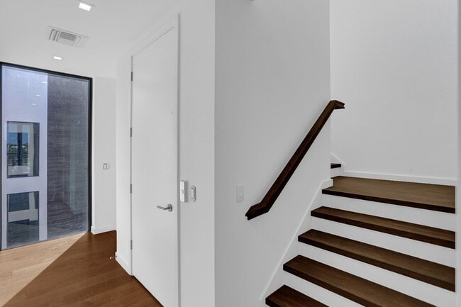 Building Photo - Gorgeous New Townhouse on the Beach