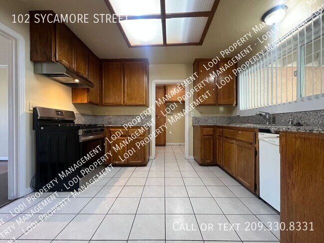 Building Photo - 102 Sycamore St