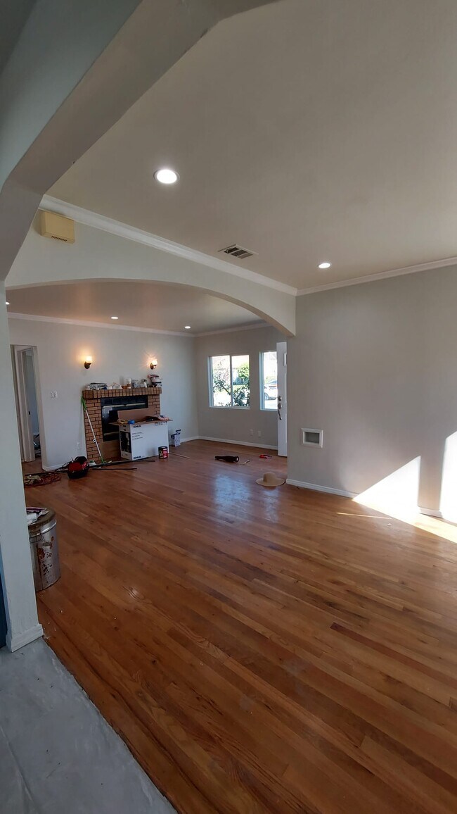Building Photo - 735 N Griffith Park Dr