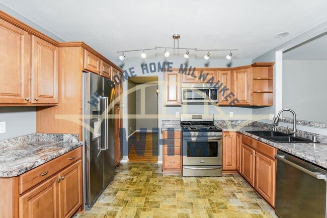 Building Photo - 825 Poplar Creek Dr