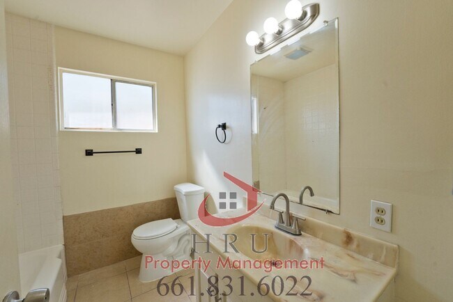 Building Photo - SW Bakersfield 3 bed/2bath