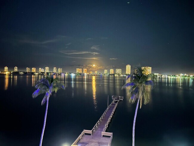 Building Photo - 3040 Lake Shore Dr