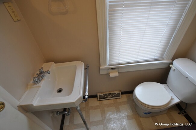 Building Photo - Super Convenient 1 Bedroom in Up & Coming ...