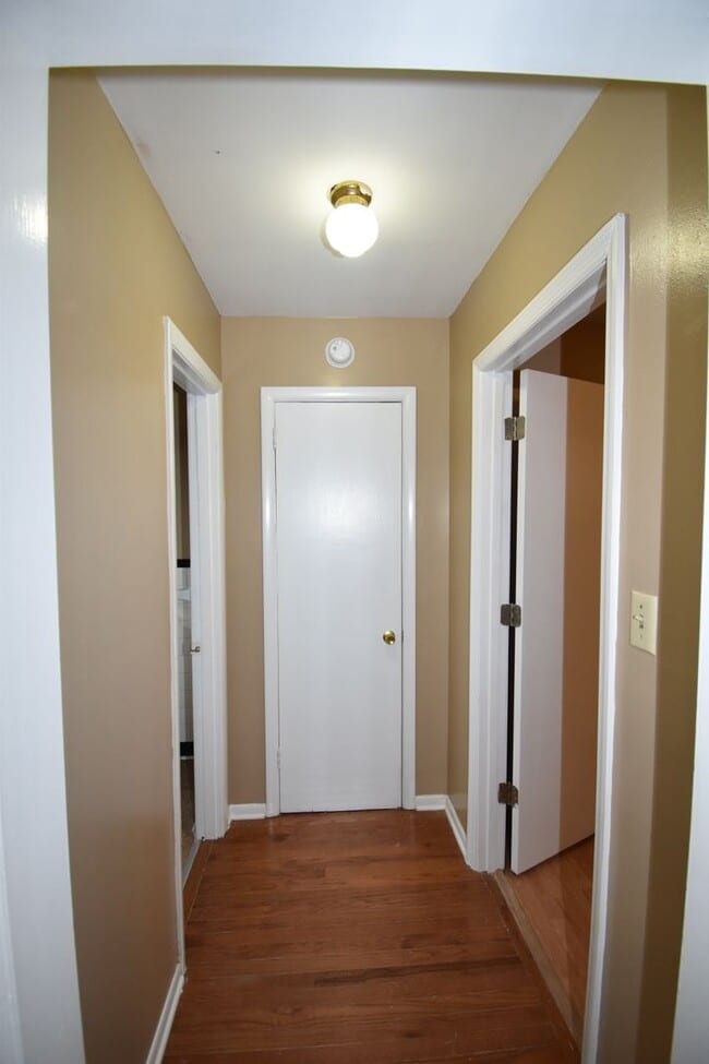 Building Photo - 470 Circle Dr