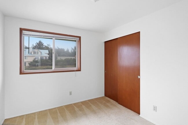 Building Photo - View Home - 2 Beds 2 Baths - NAS Whidbey