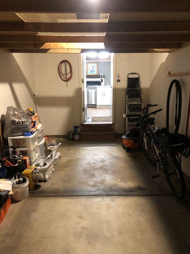 Building Photo - Price reduced!! Luxury 2 Bed 1 Bath Condo w/ ATTACHED GARAGE