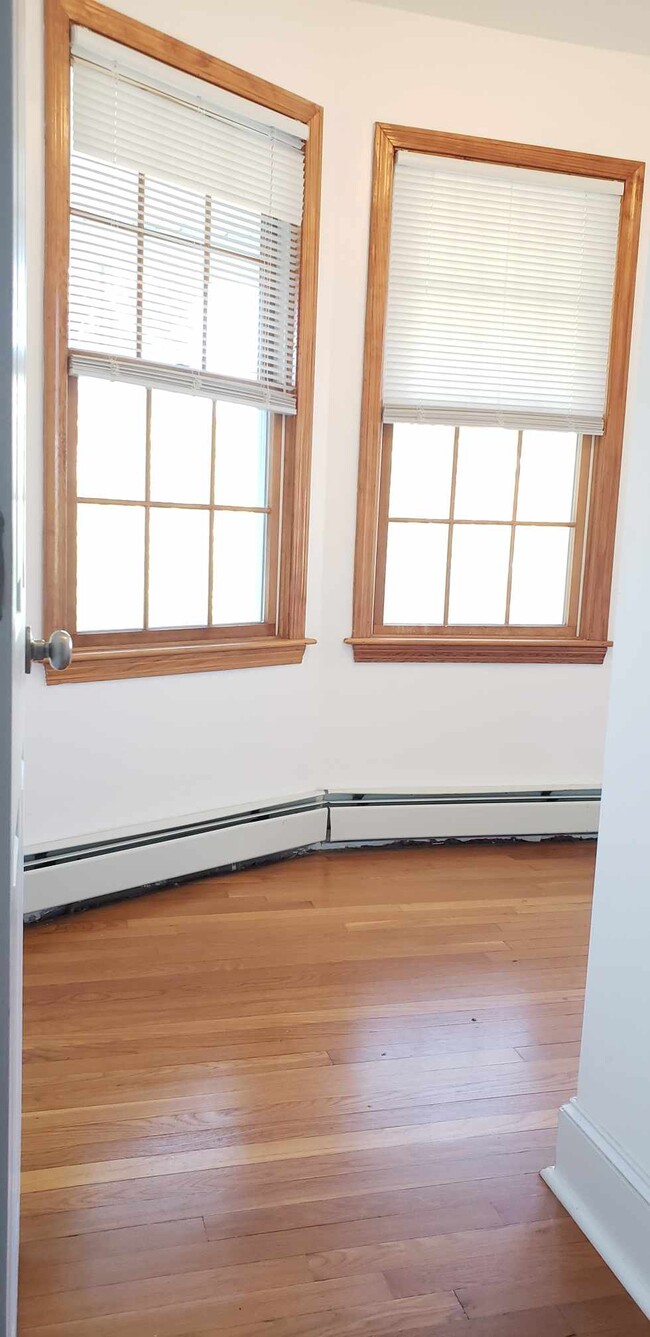 Extra room (walk-in closet or office) - 25 Boylston St