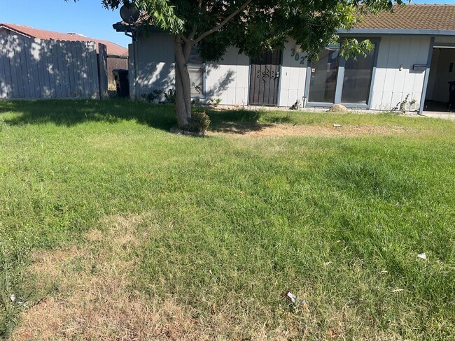 Building Photo - 302 Lovell Way