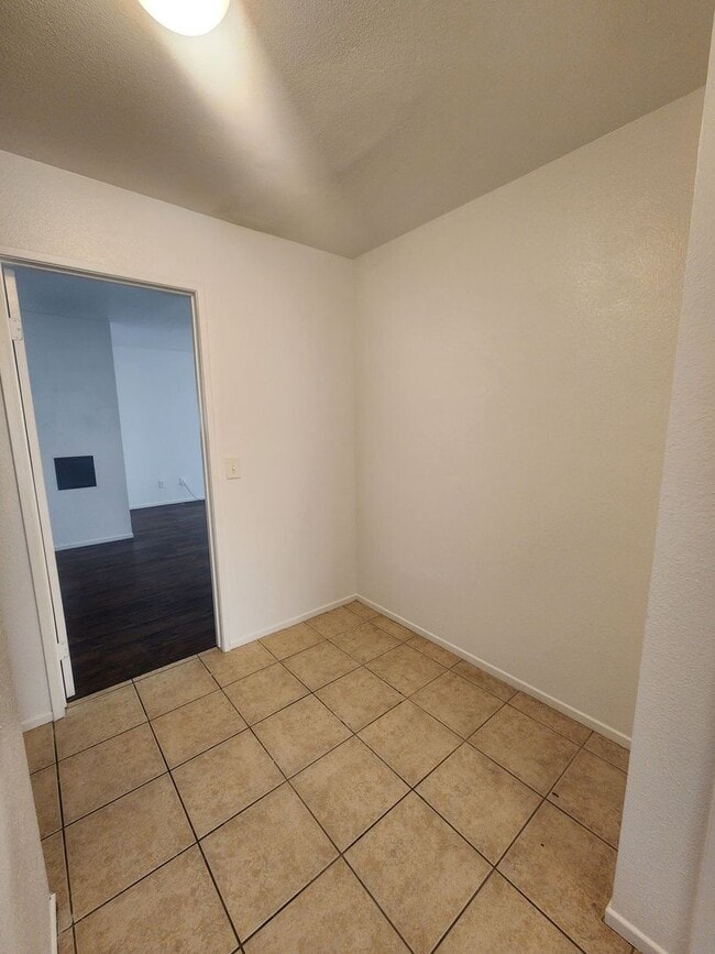 Building Photo - 3 Bedroom 2Bath- A Must See!