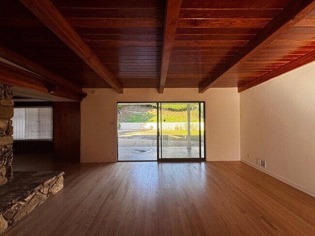 Building Photo - SPACIOUS 3 BEDROOM 2.5 BATH IN THE HEART OF LOS FELIZ