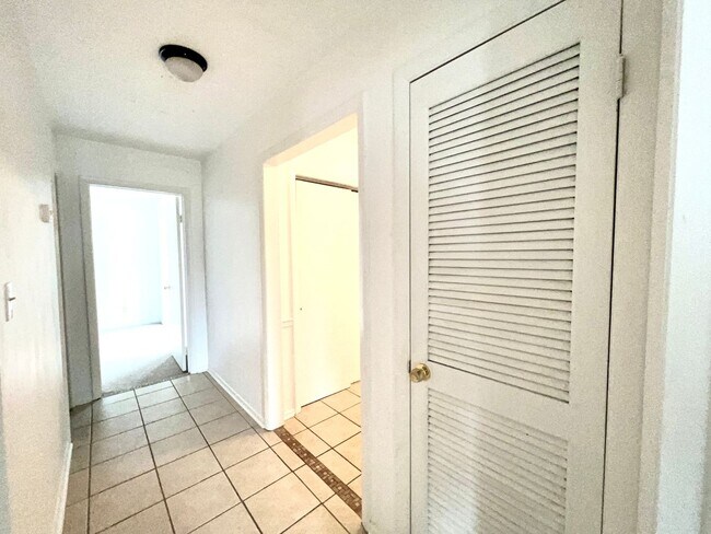 Building Photo - 622 Pinewood Dr