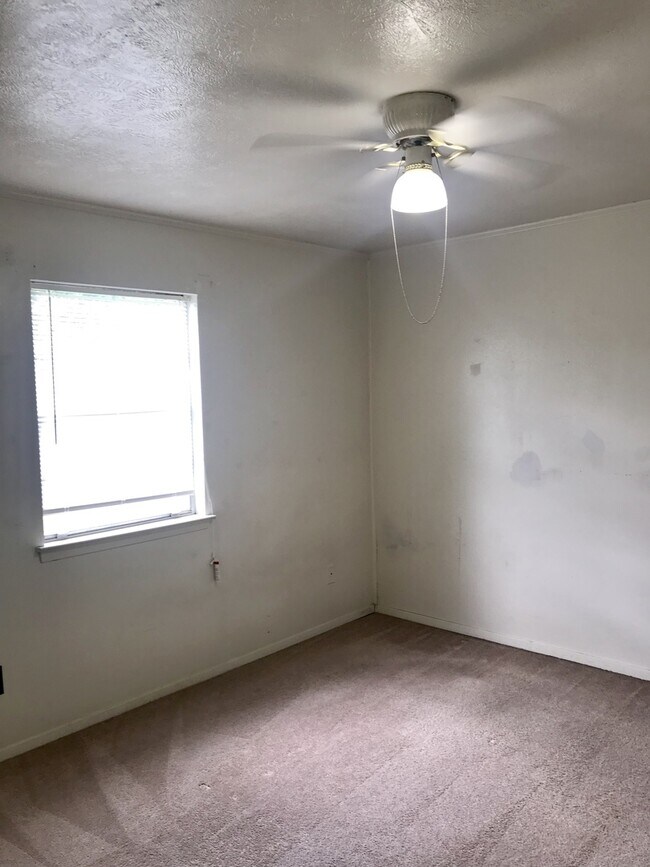 Building Photo - 3 Bedroom 2 Bath