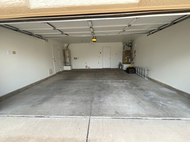 Building Photo - Foothills Location - 3 Bedroom 2 bath on cul-de-sac with Sparkling pool