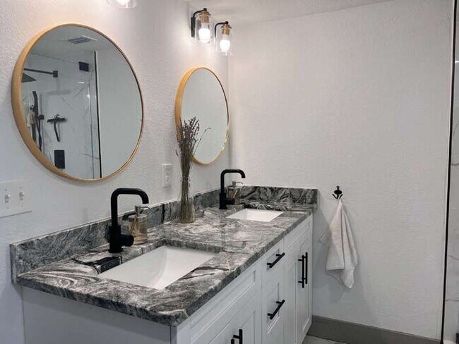 Building Photo - "Charming 2-Bed, 2-Bath Gem in the Heart of St. Petersburg – 1100 Sq. Ft. of Comfort!"