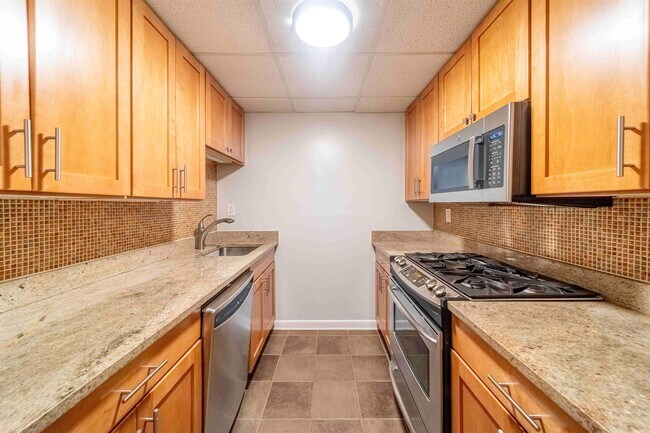 Building Photo - 227 Christopher Columbus Dr