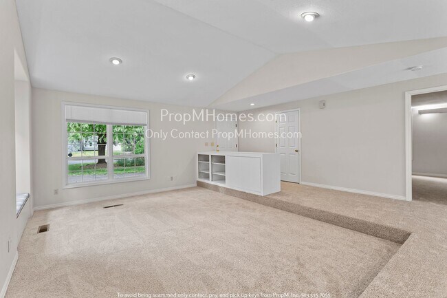 Building Photo - Lake Oswego Two Bedroom Home - New Updated Kitchen Coming Soon!