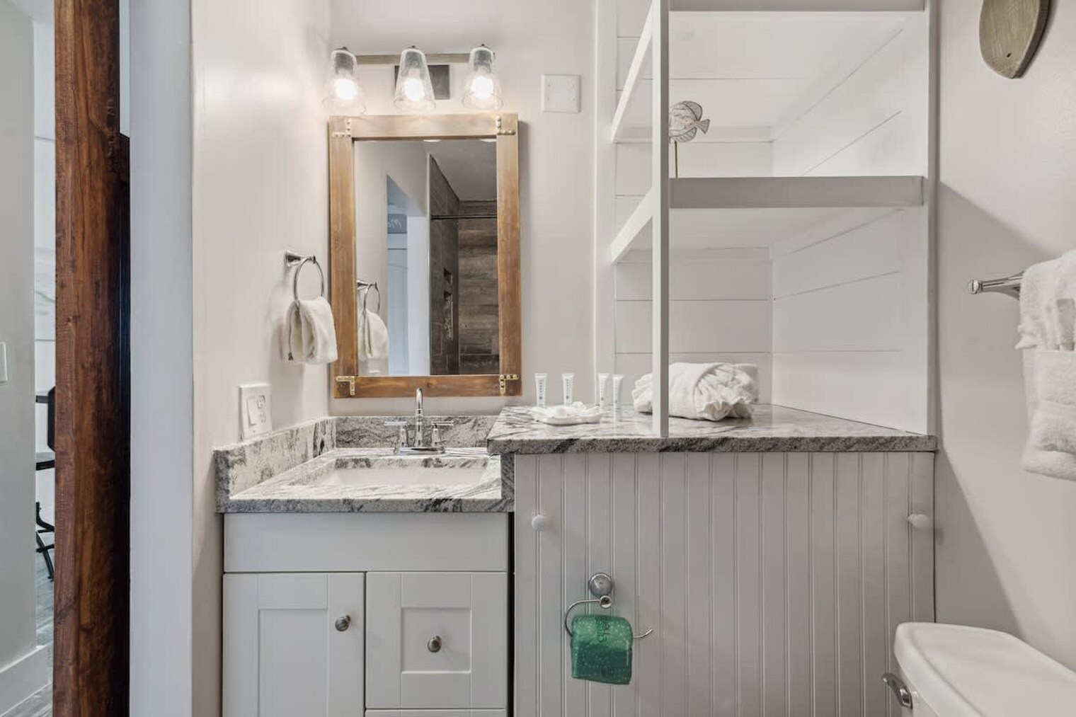 Building Photo - 8817 S Thomas Dr