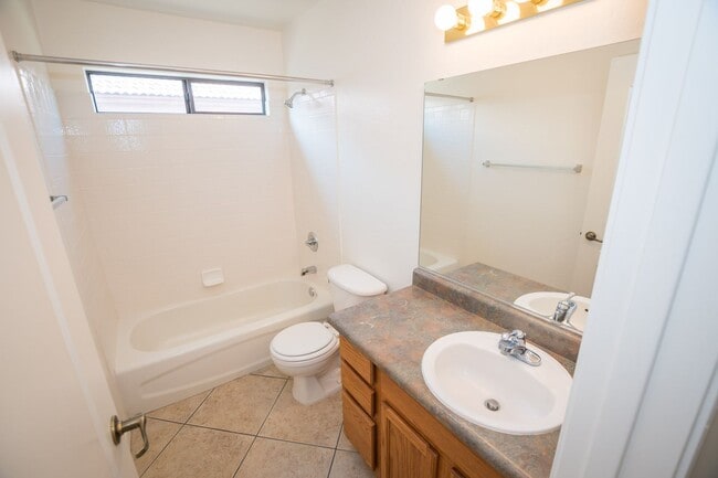 Building Photo - Charming 3-bedroom, 2-bathroom Home w/ 2 C...