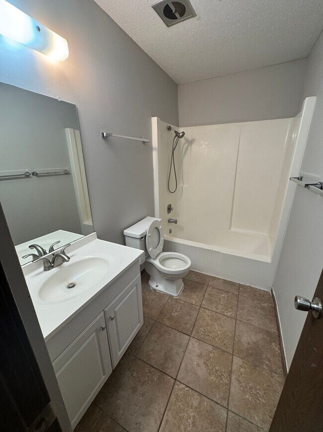 Building Photo - 2008 Juniper Dr