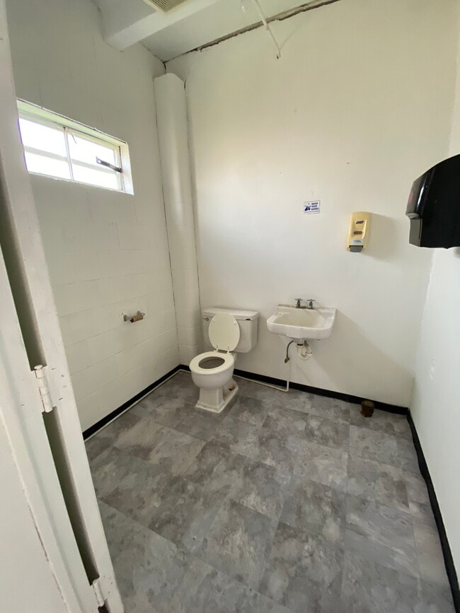 Building Photo - 3214 Ferndale Dr