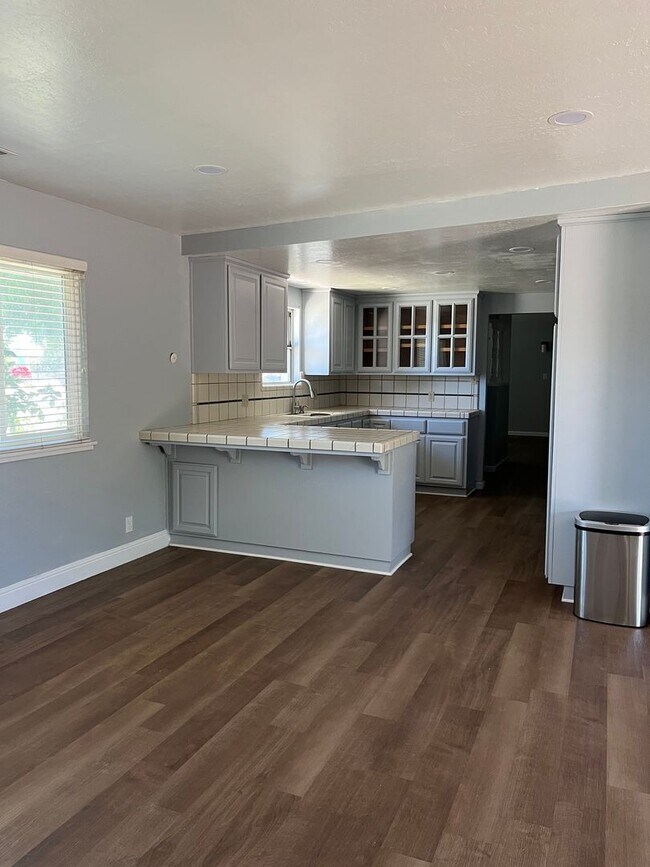 Building Photo - Available Now! Move-In Ready