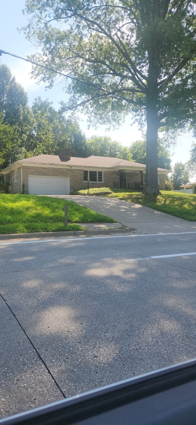 Building Photo - 7601 Shepherdsville Rd