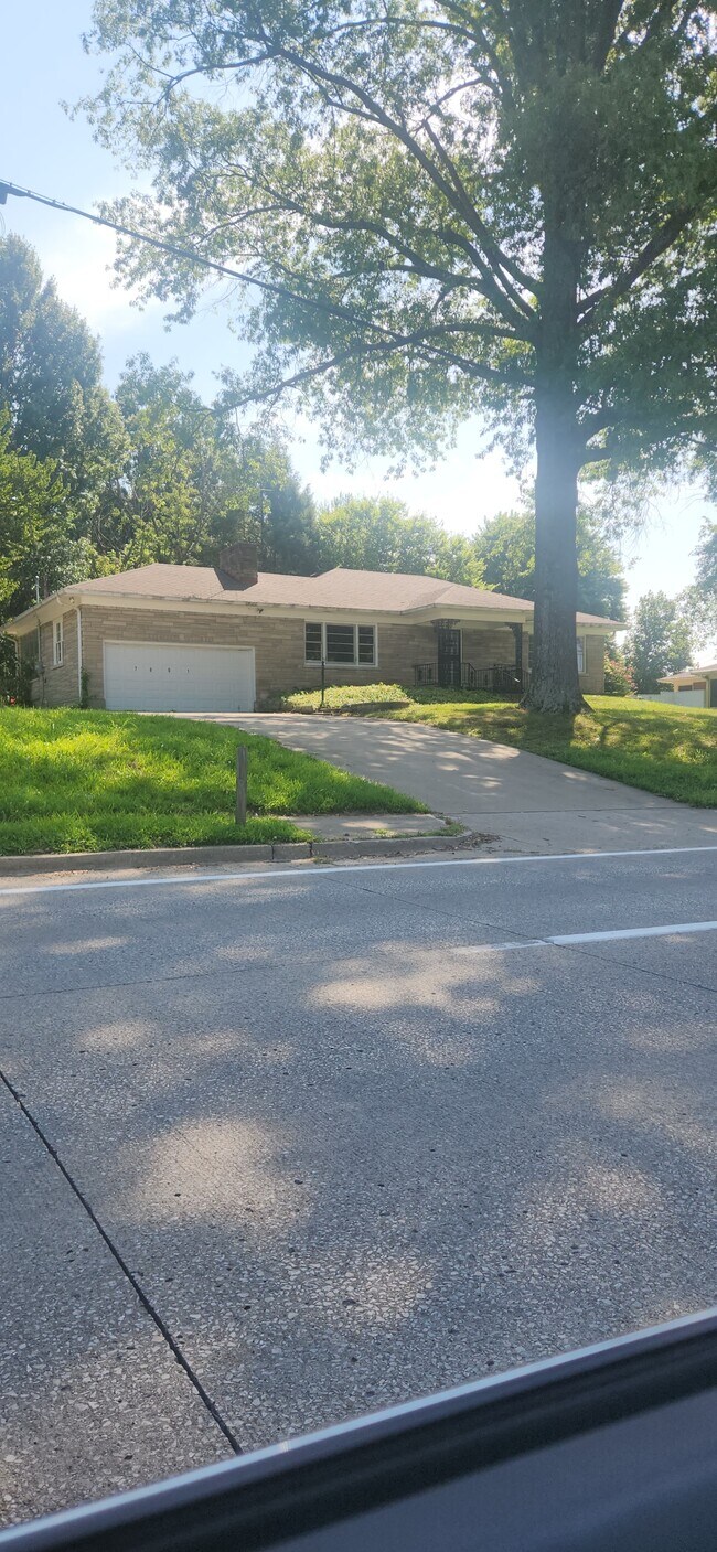 Primary Photo - 7601 Shepherdsville Rd