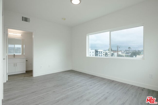 Building Photo - 4806 Elmwood Ave