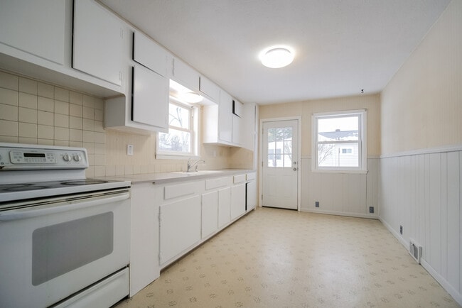 Building Photo - Inviting 3-Bedroom Bedford Home with Spacious Interiors