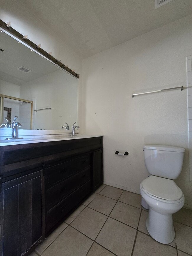 Building Photo - A nice & cozy 1-bedroom, 1-bathroom upstairs condo