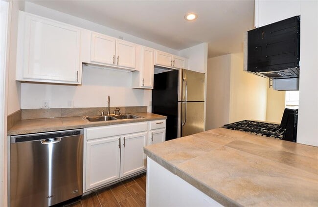 Building Photo - 7605 Carriage Dr