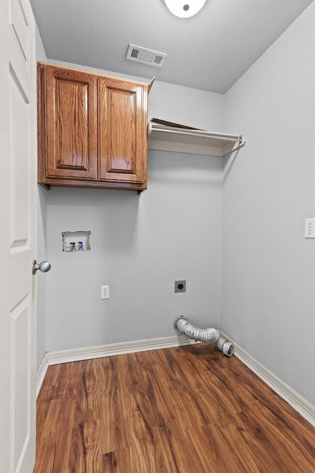 Building Photo - Come home to this gorgeous, light-filled home with an enormous and beautiful backyard!