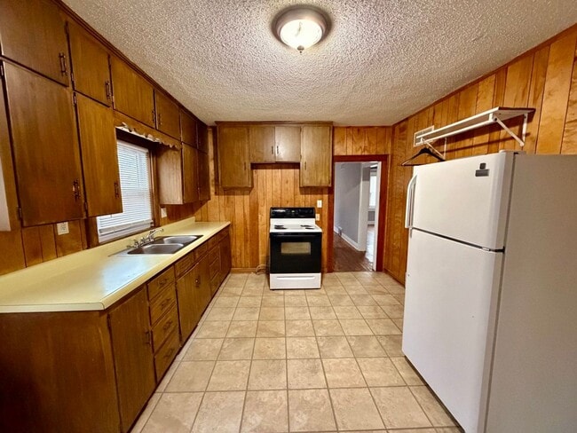 Building Photo - 809 NE Maple Dr