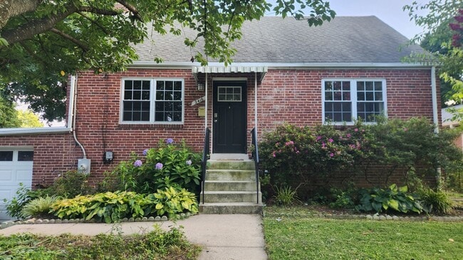 Primary Photo - Lovely 4BR/3BA single family home with att...
