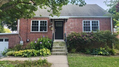Building Photo - Lovely 4BR/3BA single family home with att...