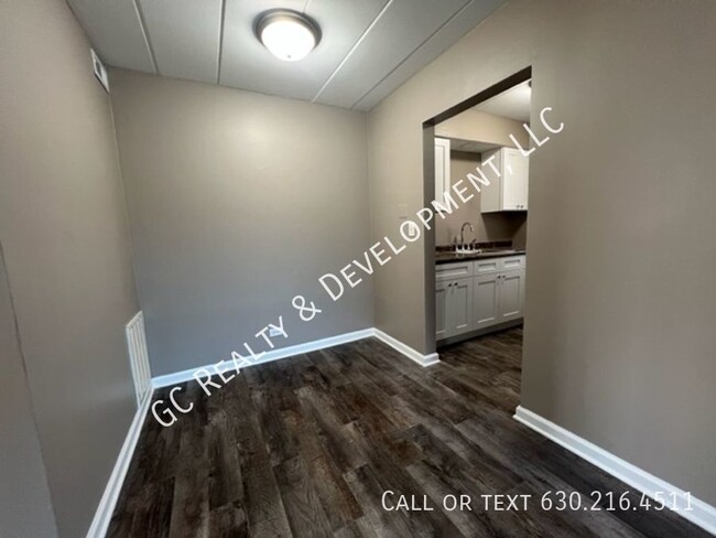 Building Photo - ***FULLY UPDATED / WEST CHICAGO - 1 BDRM /...