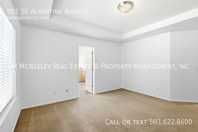 Building Photo - 901 SE Albertine St