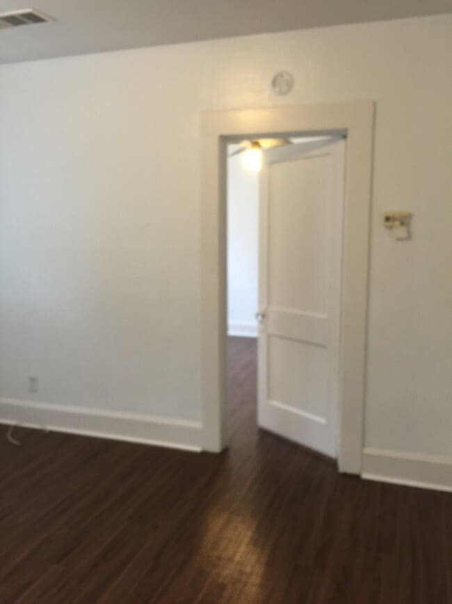Building Photo - Charming 1 bedroom apartment downtown