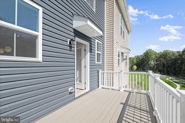 Building Photo - 643 Eastland Row