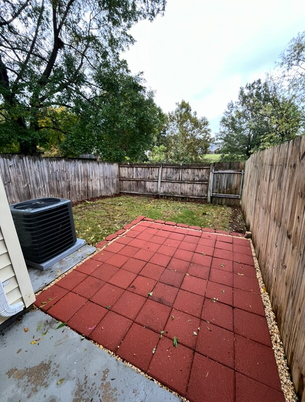 Building Photo - 1528 Jameson Dr