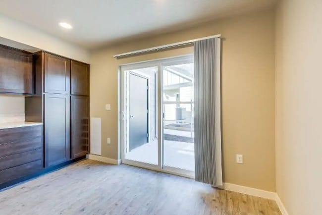 Building Photo - BW8930