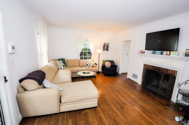 Building Photo - Beautiful 4 bedroom, 3 bath house. Available end of March. Long Term Unfurnished Rental!