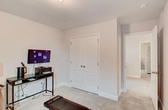 Building Photo - Single Family Home in Desirable Neighborhood