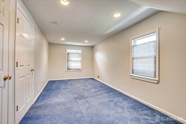 Building Photo - 6 Robert Cir