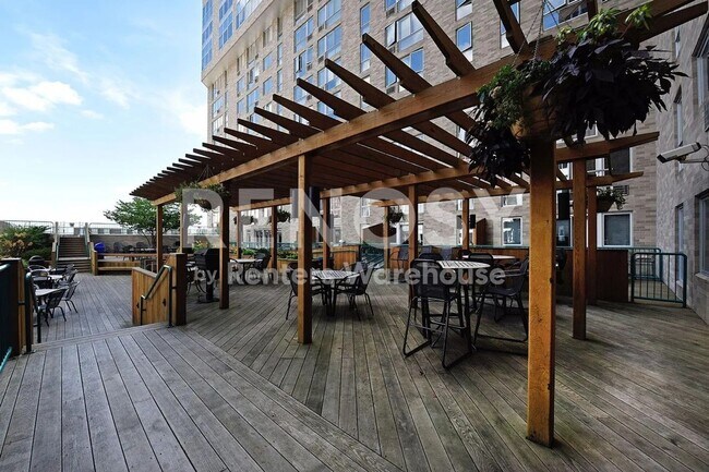 Building Photo - Available July 15th 2 Bedroom 2 Bath Condo in Minneapolis