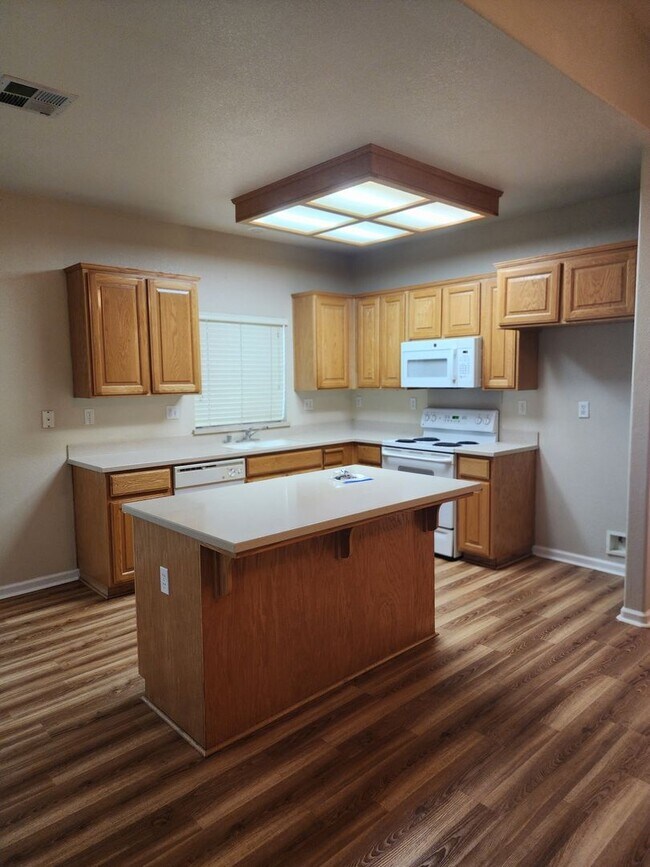 Building Photo - 4 bedroom 2 bathroom home Near Christofferson Pkwy Close to Walnut Elementary, Turlock Jr High Sc...