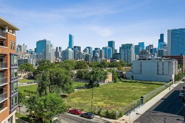 Building Photo - 1008 N Larrabee St
